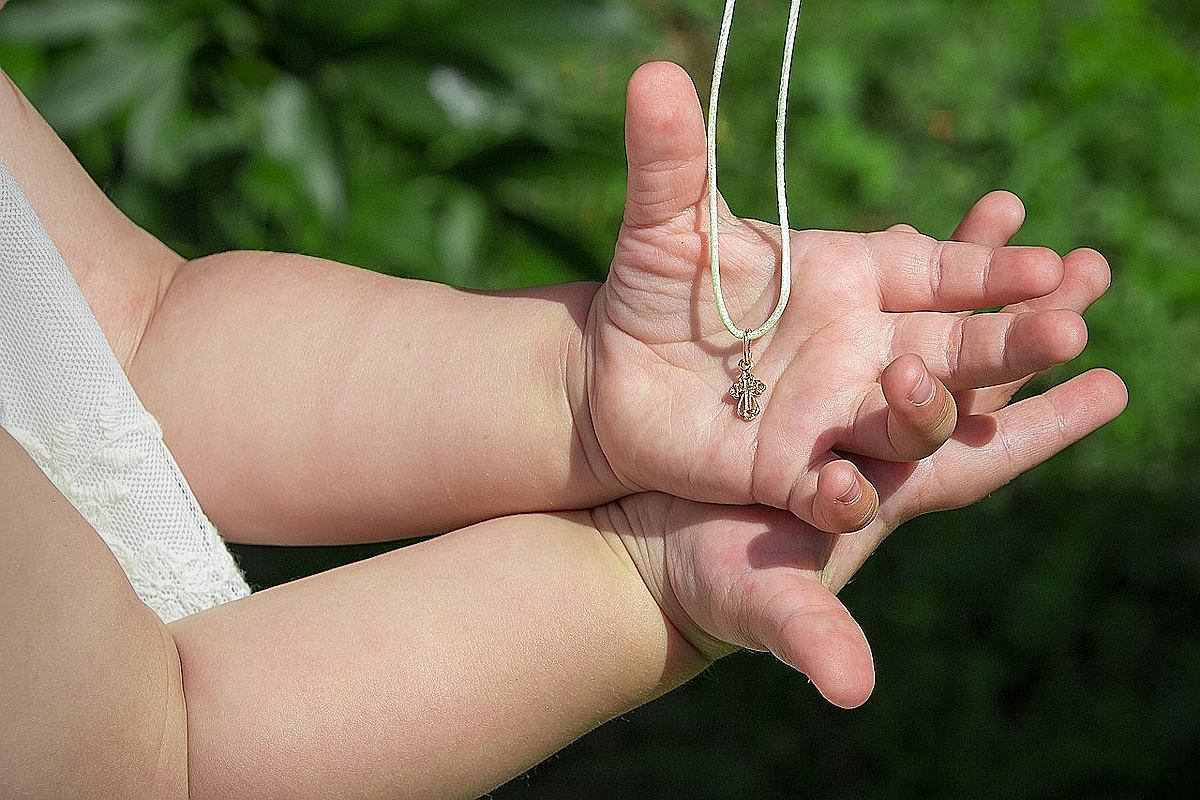 M&eacute;daille de bapt&ecirc;me : tradition intemporelle ou tendance moderne&thinsp;?